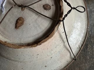 Plato antiguo de cerámica azul y blanco catalan