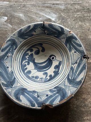 Plato antiguo de cerámica azul y blanco catalan