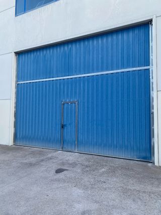 Portón industrial azul