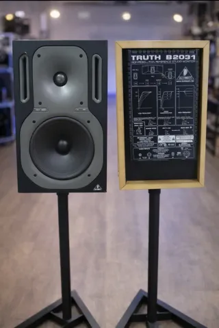 Monitor da studio attivi Behringer TRUTH B2031.