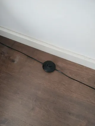 Lámpara de pie moderna negra y dorada