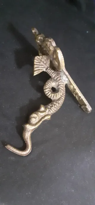 Supporto antico in bronzo per lampade e campane