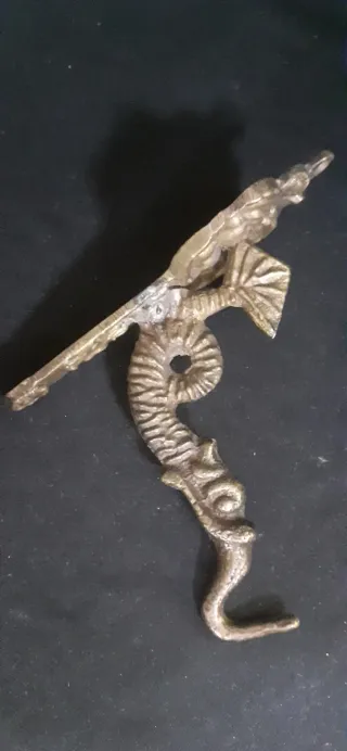 Supporto antico in bronzo per lampade e campane