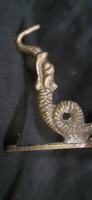 Supporto antico in bronzo per lampade e campane