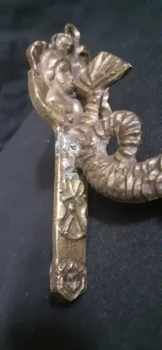 Supporto antico in bronzo per lampade e campane