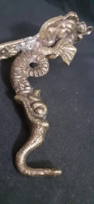 Supporto antico in bronzo per lampade e campane