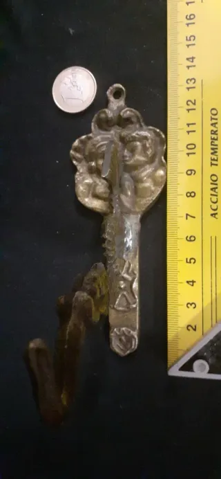 Supporto antico in bronzo per lampade e campane