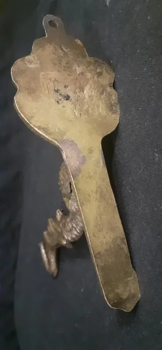 Supporto antico in bronzo per lampade e campane