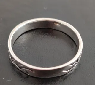 Anello in argento con design floreale