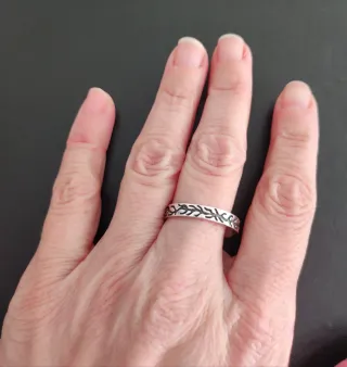 Anello in argento con design floreale