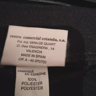 Falda negra con botones decorativos.