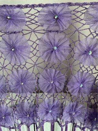 Copricostume rete lilla con fiori e frange
