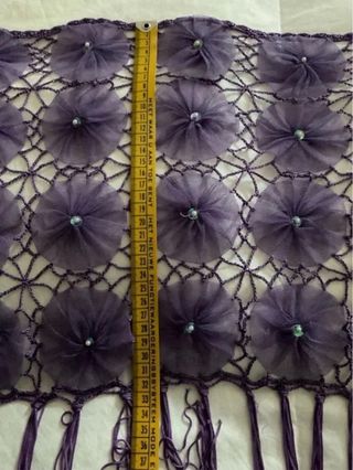 Copricostume rete lilla con fiori e frange