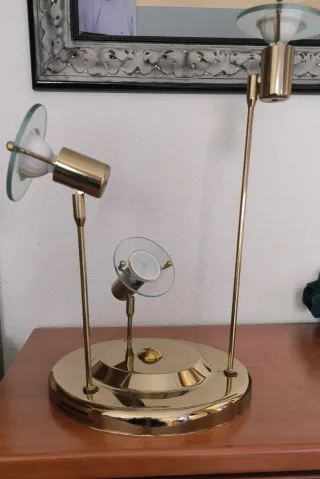 Lámpara de techo dorada y transparente