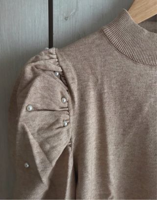Jersey Shein beige con perlas
