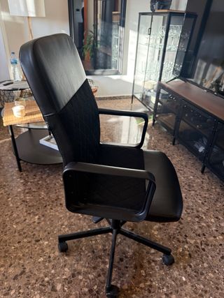Silla de oficina negra