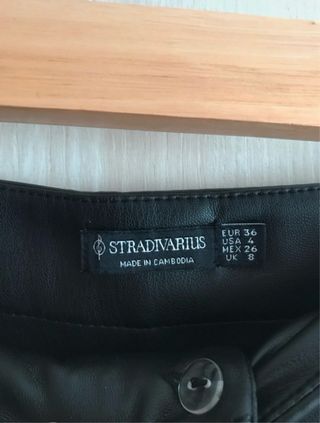 Pantalón cuero negro Stradivarius