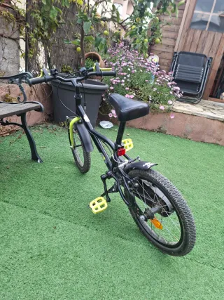 Bicicleta infantil negra y verde