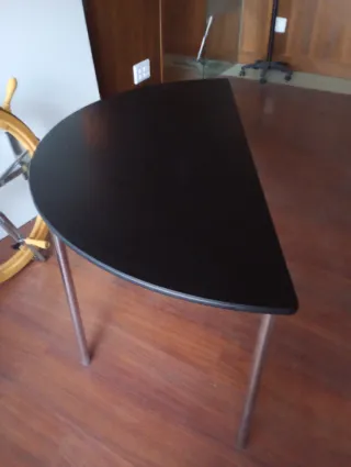 Mesa semicircular negra y marrón