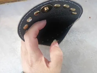 Monedero plateado con tachuelas