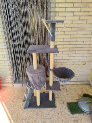 Rascador para gatos con varias plataformas