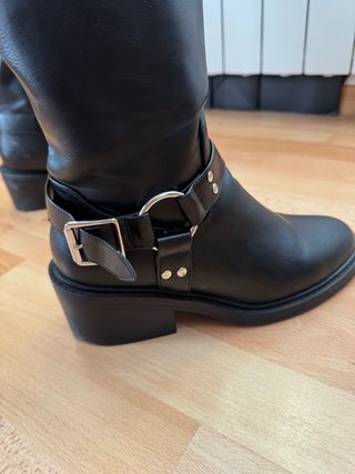 Botas altas negras con hebillas