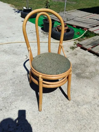 Silla de bambú con asiento tapizado