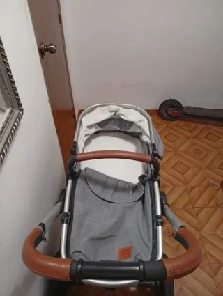 Cochecito de bebé gris y blanco