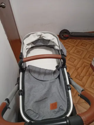 Cochecito de bebé gris y blanco