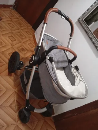 Cochecito de bebé gris y blanco
