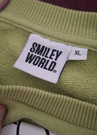 Sudadera verde con estampado de flor y smiley