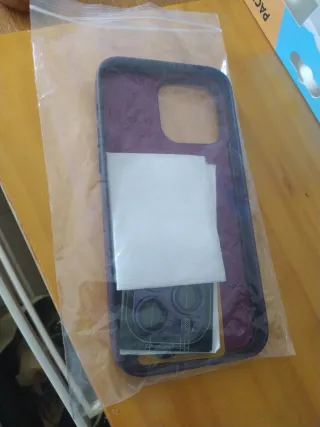 Funda iPhone Morada + Protector Cámara