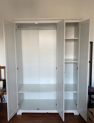 Armario blanco con espejo