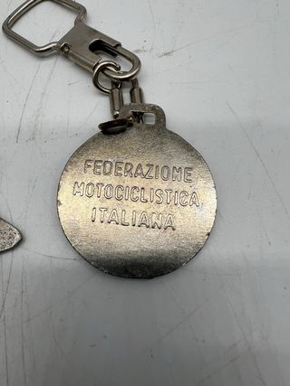 Portachiavi vintage moto e medaglione FIM