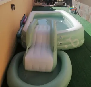 Piscina hinchable con tobogán y depuradora