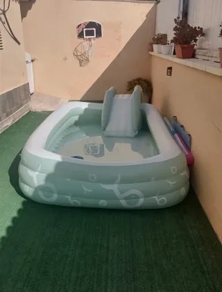 Piscina hinchable con tobogán y depuradora