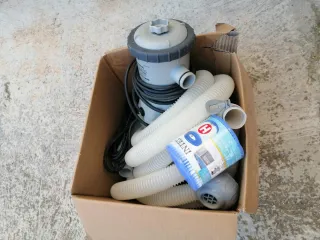 Piscina hinchable con tobogán y depuradora