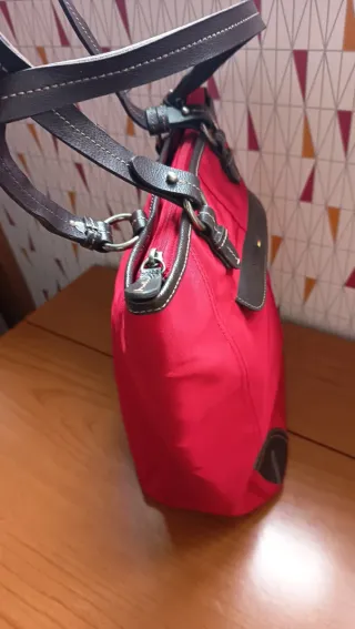 Bolso Tommy Hilfiger Rojo y Marrón.Medias 34x37