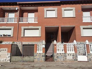 Casa adosada en venta en Consuegra