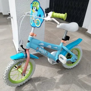Bicicleta infantil azul Bluey con rodines