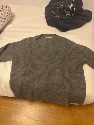 Jersey pico gris Stradivarius