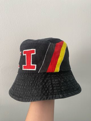 Gorro bucket GTI Volkswagen negro y rojo