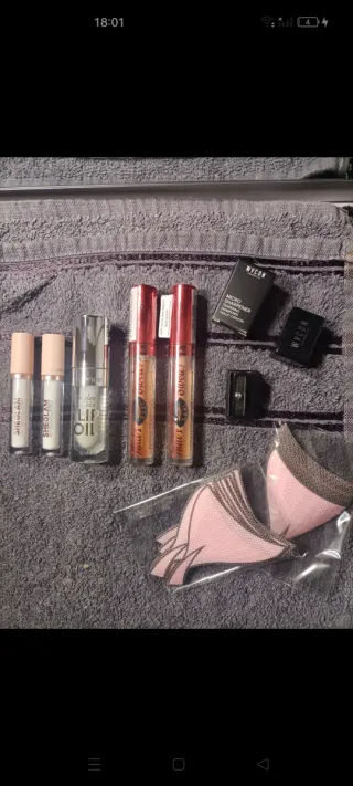 Make-up: essence, SHEGLAM, WYCON