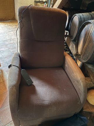 Butaca color marró amb comandament