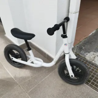 Bicicleta de equilibrio blanca