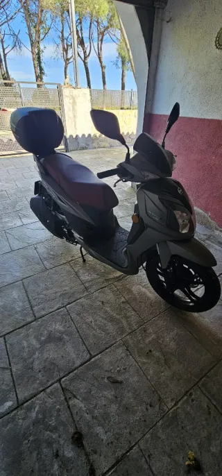 Moto SYM 125 Scooter Negra Automática