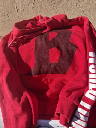 Consegna di abbigliamento taglia S di varie marche: gonne e pantaloni