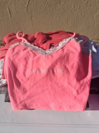 Consegna di abbigliamento taglia S di varie marche: gonne e pantaloni