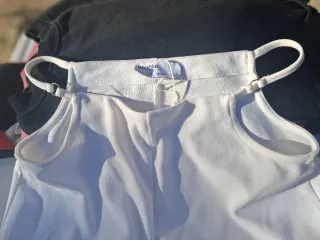 Consegna di abbigliamento taglia S di varie marche: gonne e pantaloni