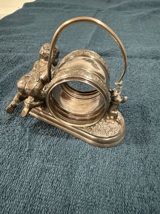 Servilletero el niño con conejo metal plateado